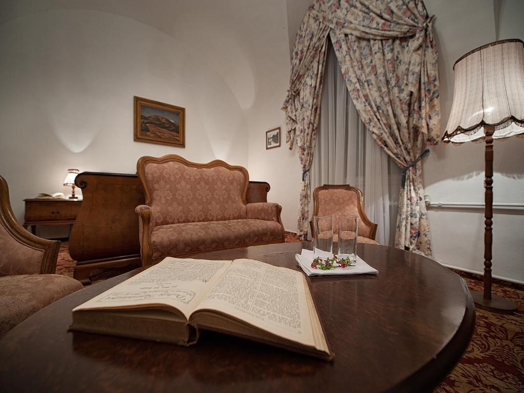 Ea Zamecky Hotel Hrubá Skála Bagian luar foto