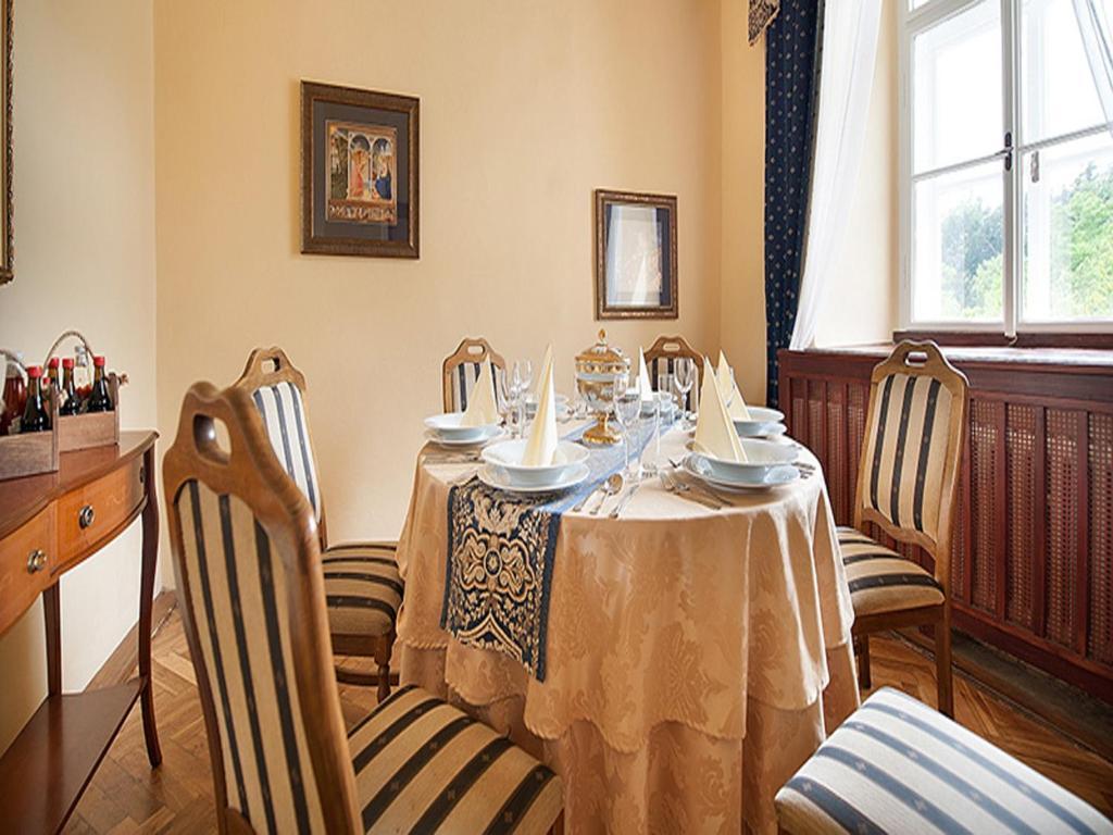Ea Zamecky Hotel Hrubá Skála Bagian luar foto